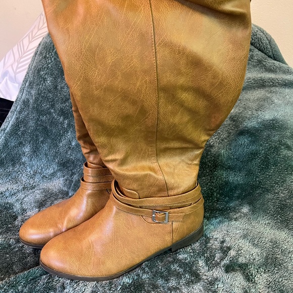 Tan tall boot wide calf size 11 - Picture 2 of 6